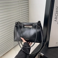 Retro-Handtasche aus schwarzem Leder mit ausgeschnittenem Griff und Goldnieten - Schwarz