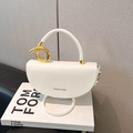 Elegante bolso de montura blanco semicircular con asa metálica dorada trenzada - Blanco