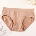 Seamless low-waist women's panties in beige featuring ribbed elastic waistband - S / Caramel