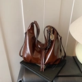 Bolso hobo marrón oscuro en cuero encerado con colgante deportivo vintage y pañuelo cuadro - Con Colgante / Marrón