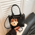Detail der schwarzen Beuteltasche mit Wildleder-Glattleder-Mix und Bären-Anhänger - Ohne Anhänger / Schwarz