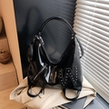 Schwarze Lackleder-Einkaufstasche mit Nieten-W-Logo und Fransen-Anhängern-Detail - Schwarz
