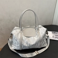 Sac de voyage argenté texturé avec poignées grises et bandoulière réglable - Argent