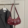 Bolso medialuna rojo oscuro con tachuelas plateadas y textura de piel sintética plisada - Rojo