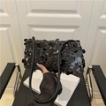 Borsa a spalla chic con paillettes nere, dischi riflettenti e sottile tracolla - Nero