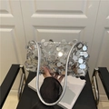 Borsa a mano con paillettes argento e dischi metallici con manici tubolari per eventi serali - Argento