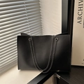 Bolso tipo cubo en cuero negro granulado con cadenas plateadas y diseño cuadrado simple - Negro