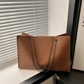 Bolso tote marrón de piel litchi con correas de cadena plateadas en interior moderno - Marrón