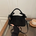 Borsa a mano plissettata in pelle scamosciata nera con manici a nodo e ciondolo - Con Ciondolo / Nero