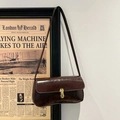 Minimalistische donkerbruine baguette tas met glanzende afwerking en gouden gesp - Bruin