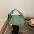 Borsa vintage in camoscio verde con manico intrecciato e ciondolo a cuore decorativo - Con Ciondolo / Verde