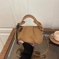 Borsa a mano plissettata in pelle scamosciata marrone con manico a torsione - Con Ciondolo / Marrone
