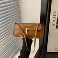 Sac baguette en cuir verni marron avec un élégant fermoir métallique doré brillant - Marron