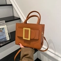 Karamellbraune quadratische Handtasche mit goldener Schnalle und Umhängeriemen - Braun
