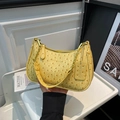 Borsa sottobraccio gialla con trama struzzo, catena dorata e moderna forma a mezzaluna - Oro