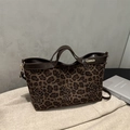 Retro-Tasche mit Leoparden- und Rosenmuster, braunem Lederbesatz und Goldanhänger - Braun