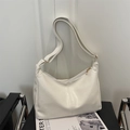 Weiße minimalistische Schultertasche aus Kunstleder mit Lychee-Muster und Goldreißverschluss - Weiß