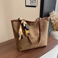 Bolso tote marrón vintage con pañuelo de seda estampado y detalles de remaches metálicos - Marrón