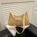 Bolso baguette caqui claro con lazo plateado y acabado mate sostenido a mano - Caqui