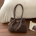 Borsa tote retrò in pelle scamosciata marrone con fibbia e ciondolo a perline in interni - Con Ciondolo / Marrone