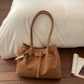 Borsa tote in pelle marrone opaca con spalline sottili e nappe di perline di legno - Con Ciondolo / Marrone