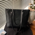 Borsa tote nera intrecciata classica di grande capacità con finitura in pelle opaca - Nero