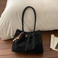 Borsa tote nera opaca con tracolla lunga e ciondolo in perle di legno per donna - Con Ciondolo / Nero