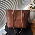 Borsa tote marrone intrecciata con trama vintage minimalista e spalline lunghe - Marrone