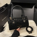 Elegante borsa a cilindro nera con stampa leopardo e finiture metalliche dorate - Nero