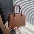 Sac Boston marron avec motif crocodile, poignées et bandoulière réglable - Marron