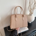 Sac à main beige élégant à motif crocodile avec lettrage doré et fine bandoulière - Kaki