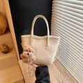 Elegante bolso de mano beige en cuero mate con colgante de osito de peluche y correa ajustable - Con Colgante / Blanco Roto