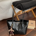Grande borsa tote vintage in ecopelle nera con ciondolo a forma di peluche di coniglio - Con Ciondolo / Nero