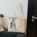 Elegante borsa tote beige con foulard di seta e tracolla in pelle con grana di litchi di lusso - Con Sciarpa di Seta / Bianco