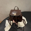 Mochila minimalista de cuero sintético marrón oscuro brillante con cierre giratorio dorado - Marrón