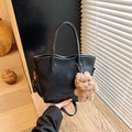 Bolso cubo negro con diseño de litchi, asas redondas y colgante de perrito café - Con Colgante / Negro