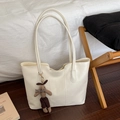 Elegante borsa tote oversize color crema in ecopelle plissettata con grazioso ciondolo a coniglio - Con Ciondolo / Bianco