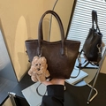 Bolso cubo de cuero marrón oscuro retro con colgante de perro de peluche y textura - Con Colgante / Marrón