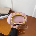 Rosafarbene Schalen-Umhängetasche mit großem goldenem Rundgriff und metallischem Kettenriemen - Rosa
