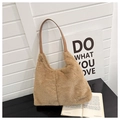 Detail van de pluche camel hobo tas met lederen riem en zachte imitatiebont textuur - Khaki