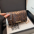 Borsa a tracolla chic leopardata con catena dorata e chiusura in metallo su rivista - Leopardo Marrone Scuro