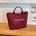 Minimalistische donkerrode suède draagtas voor dames met de witte tekst TOTE BAG - Rood