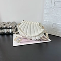 Elegante weiße Muscheltasche mit Falten, Perlenbesatz und goldenen Metallteilen - Weiß