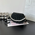 Elegante schwarze Samt-Muscheltasche mit Perlenhenkel und schmalem Lederumhängeriemen - Schwarz