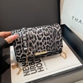 Piccola borsa a tracolla leopardata minimalista con catena dorata e chiusura metallica - Stampa Leopardata Nero