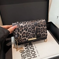 Elegante borsa a spalla leopardata con catena dorata e fibbia in metallo - Leopardo Caffè