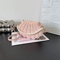 Schicke rosa Muscheltasche mit Perlenkette und strukturierter Plissee-Oberfläche - Rosa