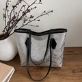 Sac fourre-tout plissé argenté avec bandoulière noire et grande capacité sur bois - Argenté