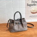 Bolso cubo minimalista de ante gris topo con asa superior y hebilla dorada - Gris
