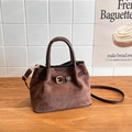 Bolso tipo cubo vintage en cuero esmerilado marrón oscuro con hebilla dorada - Marrón